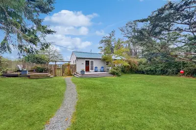 Image de Dog and family-friendly escape with deck, bay view, and Wifi