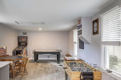 Image de 3 Mi to Cedar Point: Sunny Sandusky Home w/ Yard