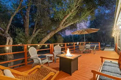 Image de Big Backyard with games, hot tub, Firepit, Deck, Views