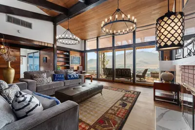 Sunny Retreat-Lake views/HotTub/Bbq/firepit