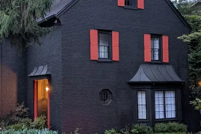 Image de Buckhead 4-Bdrm, , 3. 5 Bath Cozy house, with Piano. 5mins to The Shops of Buckhead