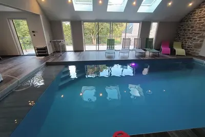 Image de Villa avec piscine couverte, commerces à 700 m plages à 3kms. Un petit paradis!