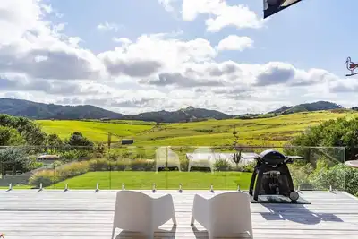 Image de Sea Anchorage - This modern, well-designed beach house will cater to all your needs for a relaxing holiday in the beautiful Mangawhai area. Enjoy the great entertaining spaces after a day at the beach or enjoying one of the many activities there are