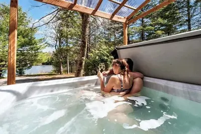 Image de Chalet Le Grand Boisé, spa bord de l'eau, foyer & Billard!