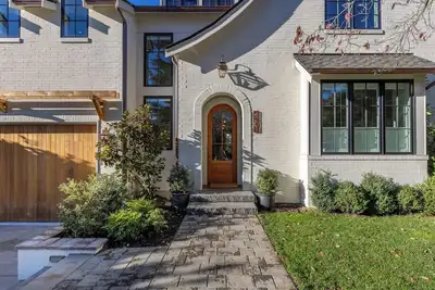 Image de Custom home with Pickleball court