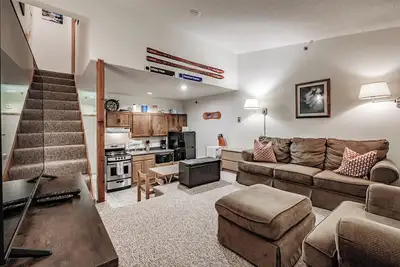 Image de One bedroom Cascades C-6, king bed, sleeps 8 updated appliances, furnishings