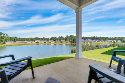 Image de New Construction 4 bedroom Home on Lake/Pool in Au