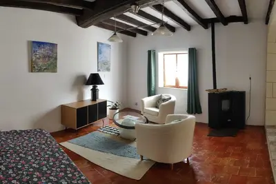 Image de Petite maison au coeur d'une propriété du 15iem siècle.