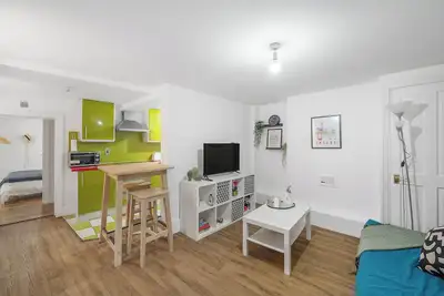 Image de 20 min from London centre| 2 bedrooms w/ ensuite baths, kitchen & living room.