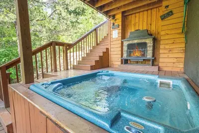 Image de *Cozy 3bd Cabin w\/ Hot Tub! + Near Lake! *