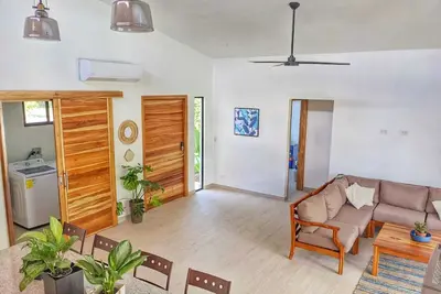 Image de New Uvita rental. Great neighborhood. Walk to beach, sleeps 6, pool, Ac, WiFi.