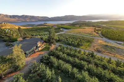 Charming Farmhouse Minutes From Downtown!