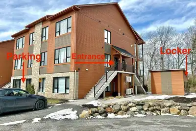 Image de 3rd Floor New Construction - Prime Location with Ski Shuttle Bus on Site