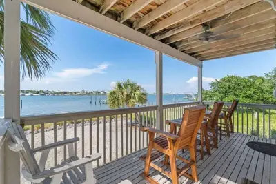 Image de The Seaglass Retreat | Pool, Pier & Beach Access