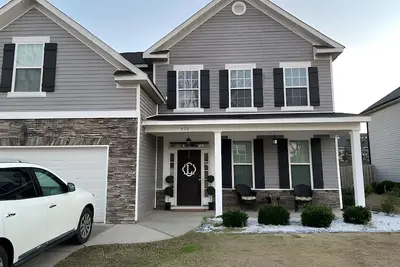 Image de Tickets & Badges Available w/ this Spacious 5-bedroom house