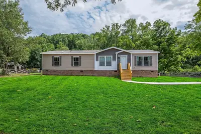 Image de Newer 3-bedroom country farmhouse with bold creek & hot tub in Gaffney! Sleeps 5