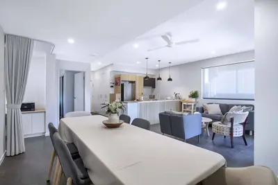 Image de Contemporary Apt, Premium Local, WiFi, Wine, Cafes