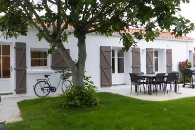 Image de A 100 M De La Plage De Boisvinet, Petite Maison De Pecheur