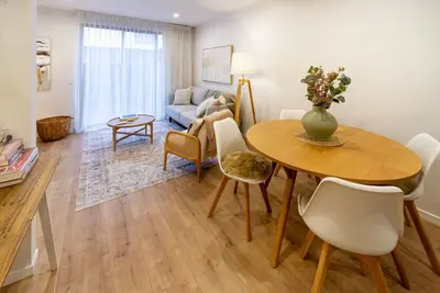 Image de Stylish 3-Bedroom Home in Prime City with Garage