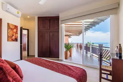Image de Breathtaking Beachfront Condo with luxurious amenities!