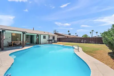 Image de Modern Family Retreat w/ Large Backyard Pool & Bbq