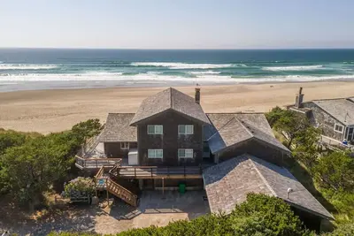 Image de Kraken's Candle Beachfront Home