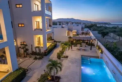Pool Condo, just a few steps from the beach -north