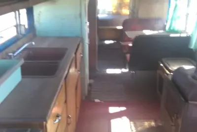 Image de 1-bedroom cabin @ Bus hostel bus #1 one queen bed and one bunk bed. Sleeps 2