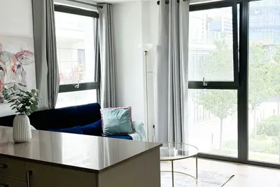 Image de 2 bed 2 bath Luxury apt | 1 min to stn.