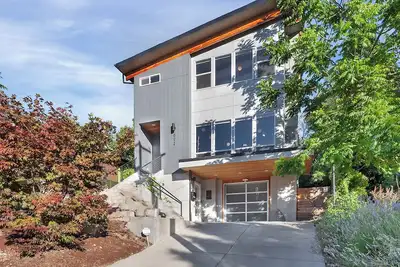 Gorgeous Modern 3-bedroom house in Portland with Ac and WiFi