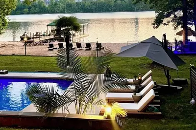 Image de Cozy 3-bedroom cabin on Lake Wylie, Beach, inground pool, fitness room game room