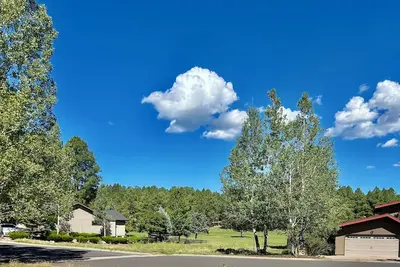 Image de Country Club Reining Deer Ranch. Snowbowl, Golf, Fireplace!