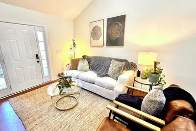 Image de Newly Renovated 3bed Home Close to Mercedes Benz - long term rental