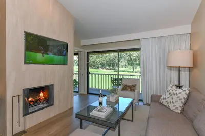 Image de Stylish 2 king bed w/ensuite bath. Lush Golf Course view! Perfect for 2 couples!