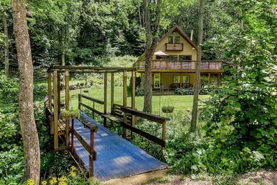 Image de Ellicottville Chalet with beautiful storybook creek