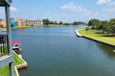Image de Spacious 4-bedroom condo with space for your boat or to relax on Lake Conroe.