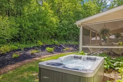 Image de 3bd2ba hot tub, concerts, lake, game room, fire pit