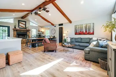 Image de Cozy Winter Lakeside Retreat w/ Fast WiFi, Smart TVs & Firepit and Gas Fireplace