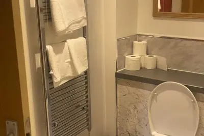 Image de A self contained apartment located in a very quiet village, free private parking