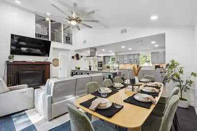 Modern 3-bedroom house walking distance from Uf stadium!