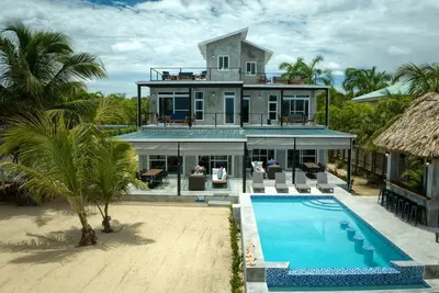 Conmigo Villas - 6 Bedroom Beachfront w/ Pool