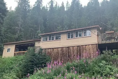 Image de Cabin w/a Beautiful View Directly on the River Nested in the Mountains