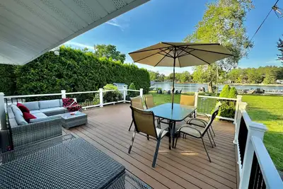 Image de Spacious Lakehouse w/ Private Beach