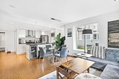 Image de 5 Bedroom 3 level Townhome, Private Rooftop Beautiful Garden/Courtyard View