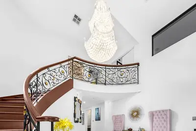 Image de European Elegant Design - Luxurious 5 Bdr House