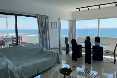 Image de Stunning Top-Floor Beachfront Apartment