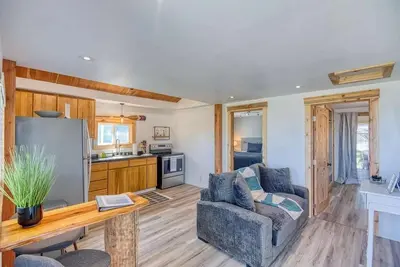 Image de #StayinMyDistrict Lakeside Cottage