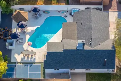 Image de Backyard Pickleball | HotTub | Pool | Gameroom!