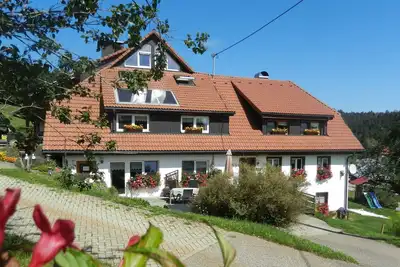 Image de \"Nid d'hirondelle\", le grand appartement au rez-de-chaussée peut accueillir de 2 à 5 personnes.