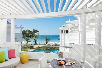 Image de All-Inclusive Oceanview Suite with Direct Pool Access & Spacious Living Area\n